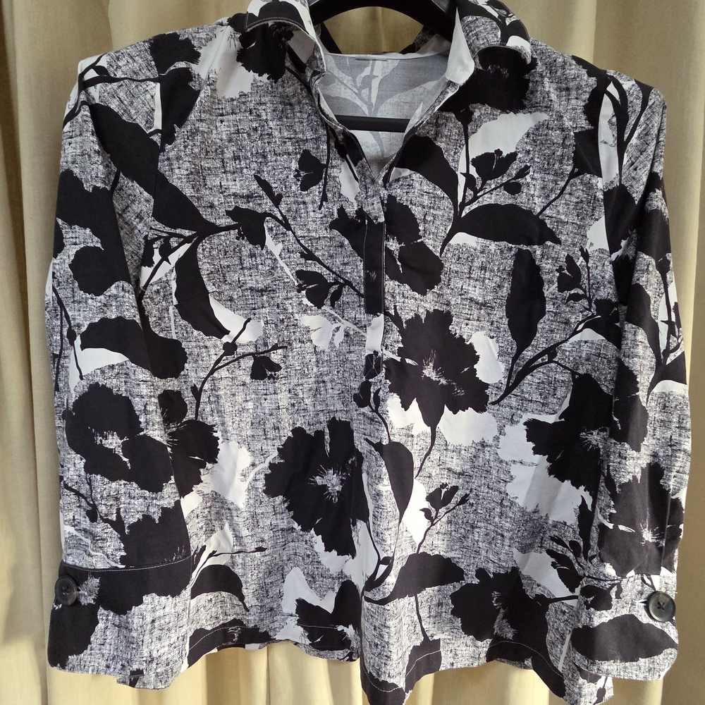 Chico's Black, White and Gray Floral, Long Sleeved V-Neck Blouse